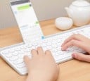 Bezdrôtová klávesnica s guľatými klávesami a numerickou časťou Bluetooth 4.0 a USB 2,4 GHz Hliníková zliatina a ABS Napájanie 2x AAA 3