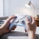 Bezdrôtový herný ovládač s USB prijímačom a modrým svetelným pruhom v bielej farbe pre PC Nintendo Switch televíziu i mobilný telefón 2