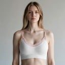 Bezešvá kojicí podprsenka s krajkovým lemováním výstřihu do V a sponami na ramínkách bez kostic se širokým žebrovaným pásem 2