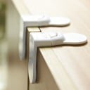 Bezpečnostní pojistka na dvířka skříněk 5 ks Dvoudílná západka z PVC Lepicí pěnové podložky Montáž bez vrtání Rozměr 6,8 x 3,5 cm Bílá 5