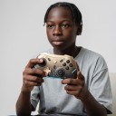 Bezprzewodowy kontroler do gier 1000 Hz z RGB stacją ładującą w przezroczystym złoto-czarnym wykończeniu dla PC, Nintendo Switch i urządzeń mobilnych 5