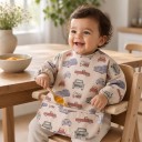 Bib impermeable para niños con mangas largas y estampado de coches retro, babero beige para bebés con bolsillo y botón a presión 2