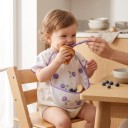 Bib infantil con mangas 30 x 25 cm con bolsillo para recoger restos Fondo crema con arándanos morados y hojas Ribete morado 7