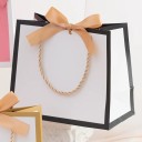 Bílá papírová dárková taška s výrazným barevným okrajem a barevnou mašlí 10,5x8,3x7,2 cm provázkové ucho dárky 3