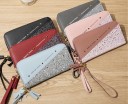 Billetera larga para dama con piedras Parte inferior brillante Cierre con cremallera Asa para muñeca Llavero decorativo Cuero PU 20 x 10 x 7