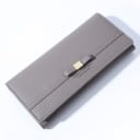 Billetera larga para dama con solapa y lazo decorativo Cierre a presión Serie de compartimentos para tarjetas Cuero PU y poliéster 19 x 9 3