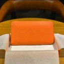 Billetera larga para mujer de cuero genuino con cremallera alrededor Superficie granulada Esquinas redondeadas Forma delgada y elegante Dimensiones 2