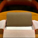 Billetera larga para mujer de cuero genuino con cremallera alrededor Superficie granulada Esquinas redondeadas Forma delgada y elegante Dimensiones 9