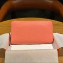 Billetera larga para mujer de cuero genuino con cremallera alrededor Superficie granulada Esquinas redondeadas Forma delgada y elegante Dimensiones 15