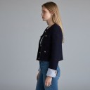 Blazer curto feminino sem gola com botões dourados Mangas com riscas Tecido estruturado Poliéster e algodão Azul escuro Para o trabalho e a cidade 7