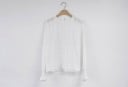 Blouse blanche en coton pour femme avec de longues manches amples Rayures en dentelle verticales et broderie ajourée Poignets froncés avec volants 1