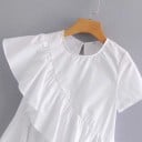 Blouse blanche pour femmes avec volan asymétrique de la manche au côté Manches courtes Col rond Ourlet ondulé Mélange de coton et polyester 4