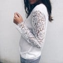 Blouse femme avec des manches longues en dentelle et un décolleté en V plus profond avec des boutons. Tissu en coton et polyester. Idéale 4
