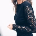 Blouse femme avec des manches longues en dentelle et un décolleté en V plus profond avec des boutons. Tissu en coton et polyester. Idéale 5
