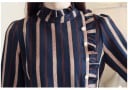 Blouse rayée pour femme avec perles et volants Col montant à volants Longues manches avec poignets décorés Polyester et acétate 5