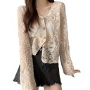 Blouse transparente pour femmes à manches longues avec un motif floral brodé sur un tissu en maille, décolleté en V et bord ondulé 2