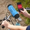 Bluetooth-kaiutin LED-taskulampulla ja kiinnityskoukulla pyörään ja reppuun Vedenkestävä ja iskunkestävä Akun kapasiteetti 4000 mAh Soitto 15