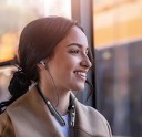 Bluetooth sluchátka za krk s peckami Slot na Micro SD kartu až 32 GB Zdířka 3,5 mm jack Baterie 800 mAh Ovládání hlasitosti a přehrávání 2