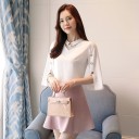Blusa bianca da donna con maniche a tre quarti e spacchi decorativi. Collo a V con colletto separato. Poliestere con spandex. 5