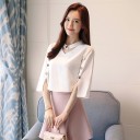 Blusa bianca da donna con maniche a tre quarti e spacchi decorativi. Collo a V con colletto separato. Poliestere con spandex. 6