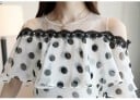 Blusa bianca da donna con pois neri e spalle scoperte Volant con bordo in pizzo nero Maniche corte Sella trasparente Poliestere con spandex 5