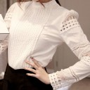 Blusa blanca de mujer con encaje 1