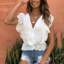 Blusa branca de algodão para senhora com folhos nas mangas curtas Corte encurtado Decote em V com botões Bordado vazado Folho na bainha 3