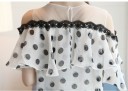Blusa branca feminina com bolinhas pretas e ombros à mostra Volão com borda de renda preta Mangas curtas Detalhe transparente em poliéster 6