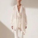 Blusa branca feminina com padrão e renda Corte solto e prolongado Decote em V com atilho Mangas largas Barra assimétrica Poliéster e algodão 2