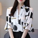Blusa branca feminina com padrão geométrico preto e amarelo Decote em V com botões Mangas três quartos com volão Poliéster e spandex 2