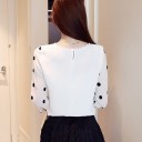 Blusa branca para mulheres com bolinhas pretas nas mangas longas Decote redondo com pérolas Faixa rendada no peito Poliéster e spandex 4