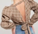 Blusa corta de cuadros para mujer con espalda abierta y lazo Mangas largas y abullonadas Escote en V Botones marrones Poliéster y algodón 4