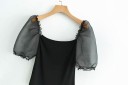 Blusa curta preta feminina com mangas bufantes transparentes e acabamentos em renda 3