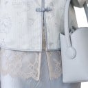 Blusa da donna azzurro chiaro a taglio libero con maniche lunghe scollatura a V con bottoni decorativi e pizzo sull'orlo e sulle maniche 7