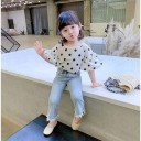 Blusa de menina com bolinhas e jeans 2