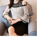 Blusa de renda feminina com ombros à mostra Mangas em forma de sino com laços Acabamento ondulado Poliéster com spandex Para ocasiões 3