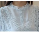 Blusa elegante feminina com mangas longas soltas e detalhe em renda. Decote redondo. Punhos franzidos com folho. Poliester e spandex. 5