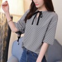 Blusa femenina más suelta con cuello alto y pajarita negra en el cuello Patrón de cuadros en blanco y negro Mangas fruncidas con lazo Poliéster 3