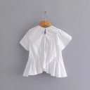 Blusa feminina branca com volante assimétrico do braço ao lado Mangas curtas Decote redondo Bainha ondulada Algodão e poliéster 2
