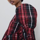 Blusa feminina com mangas volumosas e mangas longas Padrão xadrez em vermelho e preto com riscas brancas Decote redondo Poliéster 3