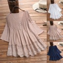 Blusa feminina com renda na parte inferior e decote em V Pregas e botões na parte da frente Corte solto Mangas largas Linho 4