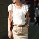 Blusa feminina com volantes à volta do decote e no peito Mangas curtas com volantes em camadas Fecho com botões Corte justo Poliéster 2