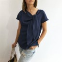 Blusa feminina de mangas curtas com nó decorativo no decote Única cor Corte solto e reto Estilo informal Material poliéster 5
