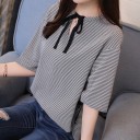 Blusa feminina mais solta com gola alta e laço preto no pescoço Padrão xadrez preto e branco Mangas franzidas com atilho Poliéster e acrílico 2