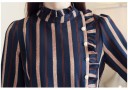 Blusa riscada feminina com pérolas e renda Colarinho alto com renda Mangas longas com punhos decorados Poliéster e acetato 5
