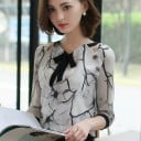 Bluză elegantă pentru femei cu model marmorat alb-negru Fundă neagră la gât Decupaje pe umeri Mâneci până la coate Poliester cu spandex 1