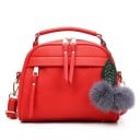Bolsa crossbody feminina com alça superior e pendente decorativo com pompons. Bolso frontal com fecho de correr. PU e poliéster 22 x 20 x 2