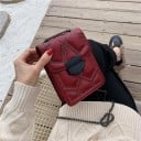 Bolsa crossbody feminina com costura geométrica e tachas metálicas Fecho com aba em metal Correia de corrente em pele PU 18 x 13,5 x 7