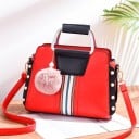 Bolsa crossbody feminina com duas alças firmes Faixa riscada e pérolas Fecho com zíper Bolso interior Couro PU 23,5 x 18 x 12 cm 1