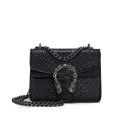 Bolsa crossbody feminina com padrão de cobra e fecho metálico na aba Alça de corrente em metal escuro Acabamento escuro nas bordas Couro 2